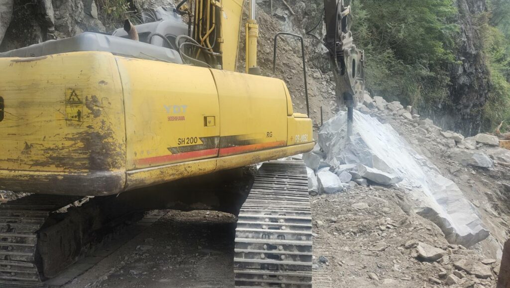 公路局加速搶修中橫便道 預計周日下午恢復通行。記者爆料網