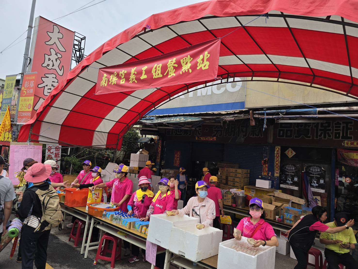 ▲大甲鎮瀾宮媽祖9天8夜遶境進香，大批隨香信眾及陣頭陸續先已抵達，彰化市朝天堂提費供應熱食、點心，讓香客呷免驚。（記者張溎壕攝）