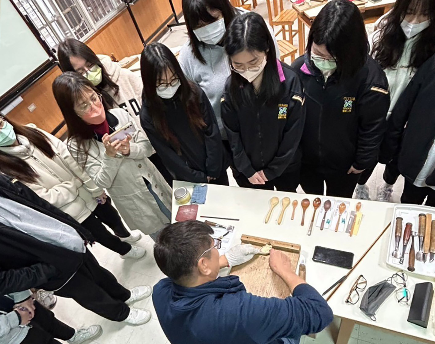 ▲鶯歌工商學生專心觀看大葉大學造藝系吉田敦老師的木雕技巧示範。(大葉大學提供)