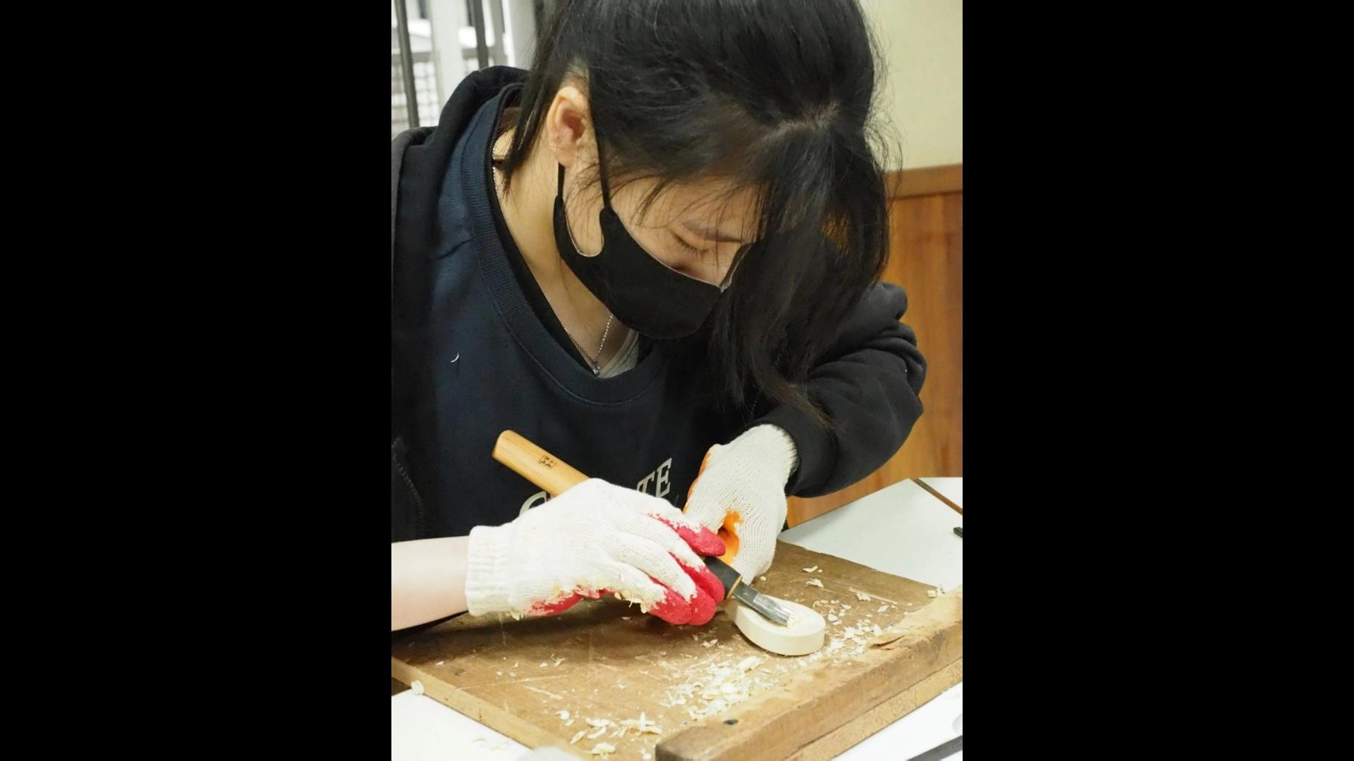 ▲鶯歌工商學生認真製作木湯匙。（大葉大學提供）