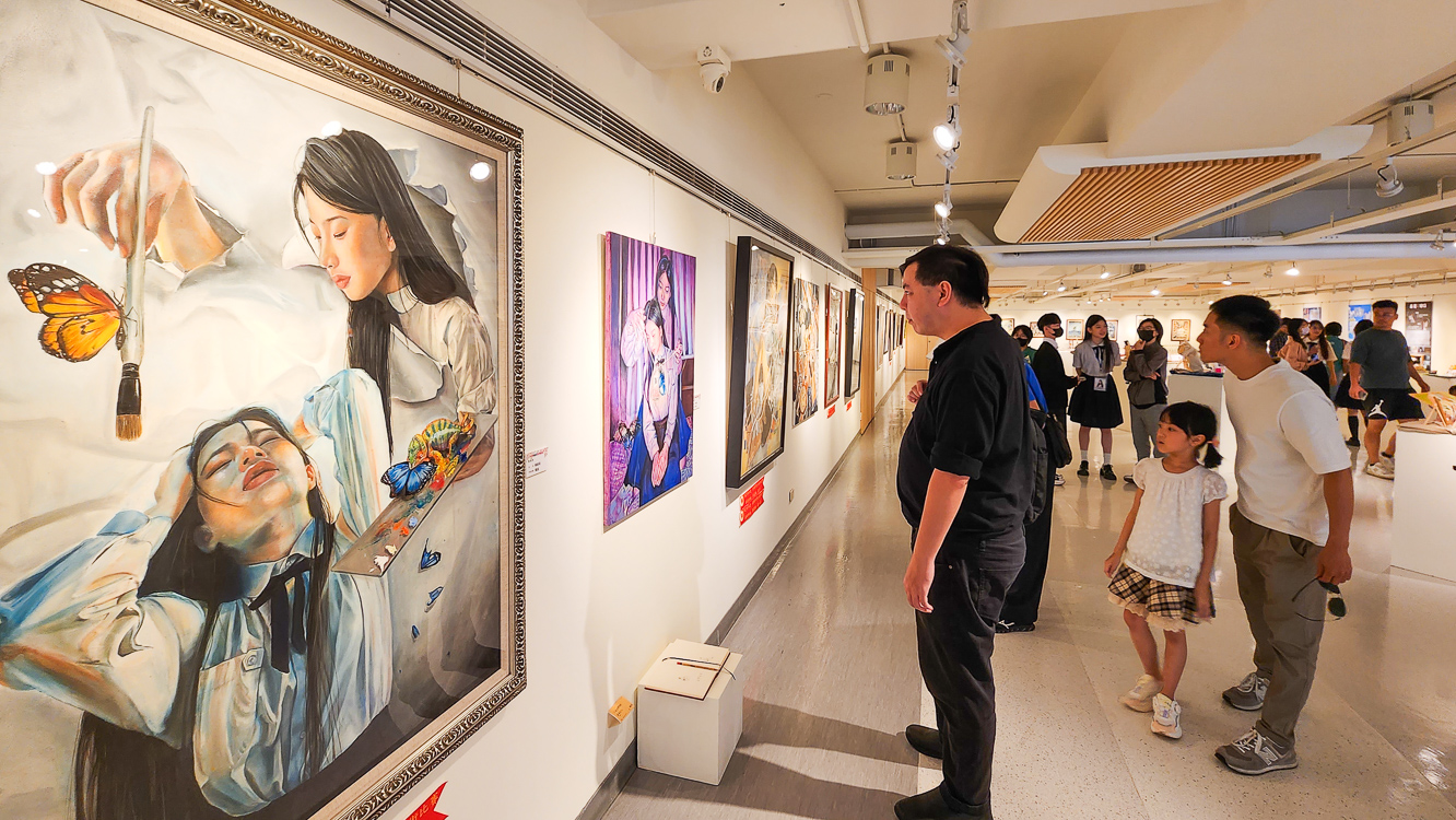▲參與《2024青春美展》的青年學子們,展現出旺盛的創作企圖心及炫麗耀眼的青春活力。(圖/記者黃淑貞攝)