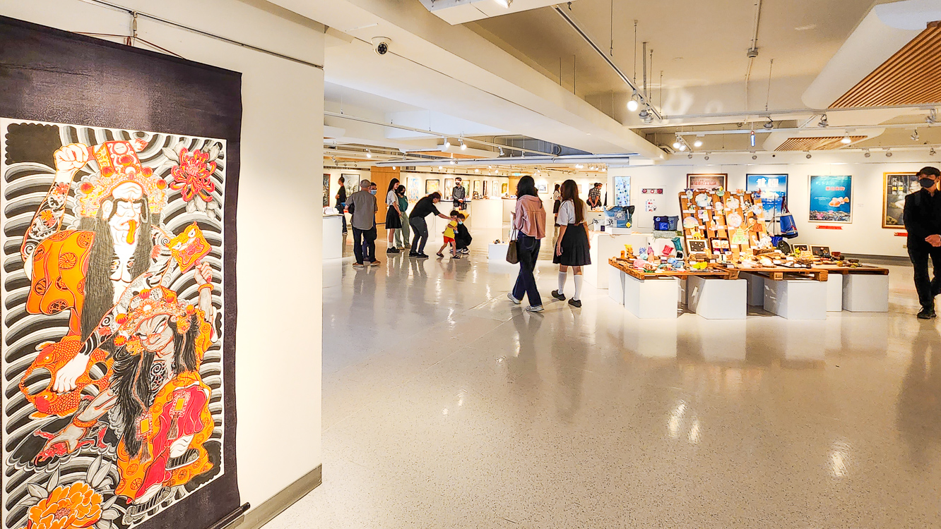 ▲參與《2024青春美展》的青年學子們，展現出旺盛的創作企圖心及炫麗耀眼的青春活力。（圖/記者黃淑貞攝）