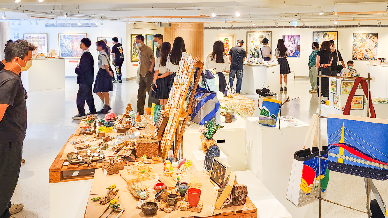 ▲參與《2024青春美展》的青年學子們，展現出旺盛的創作企圖心及炫麗耀眼的青春活力。（圖/記者黃淑貞攝）