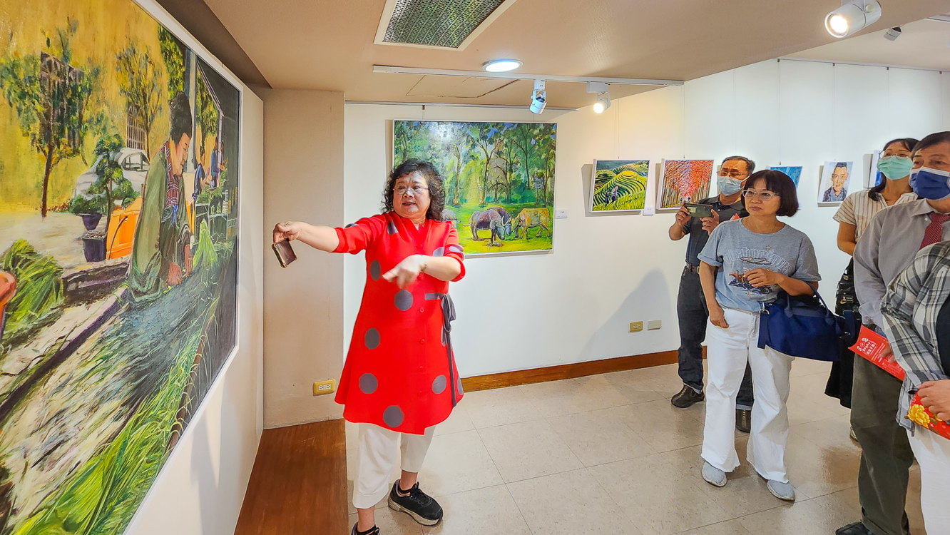 ▲胡嘉蕙女士這次展覽初衷，乃表達對百歲父親永恆思念。（圖/記者黃淑貞攝）