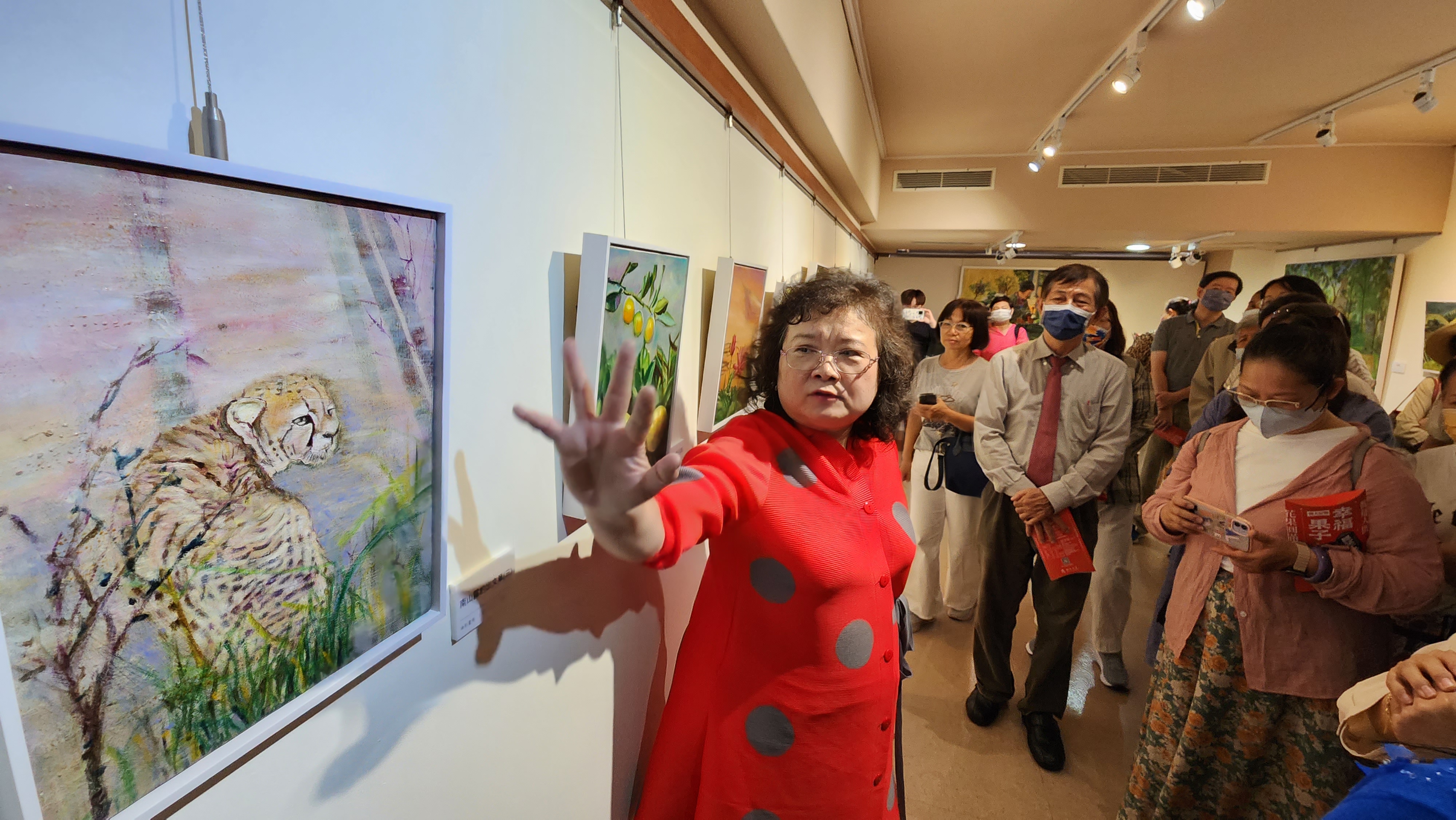 ▲胡嘉蕙還以畫龍點晴獨特圈點方式，繪製弟弟香港鳳凰衛視主持人胡一虎先生的肖像。（圖/記者黃淑貞攝）