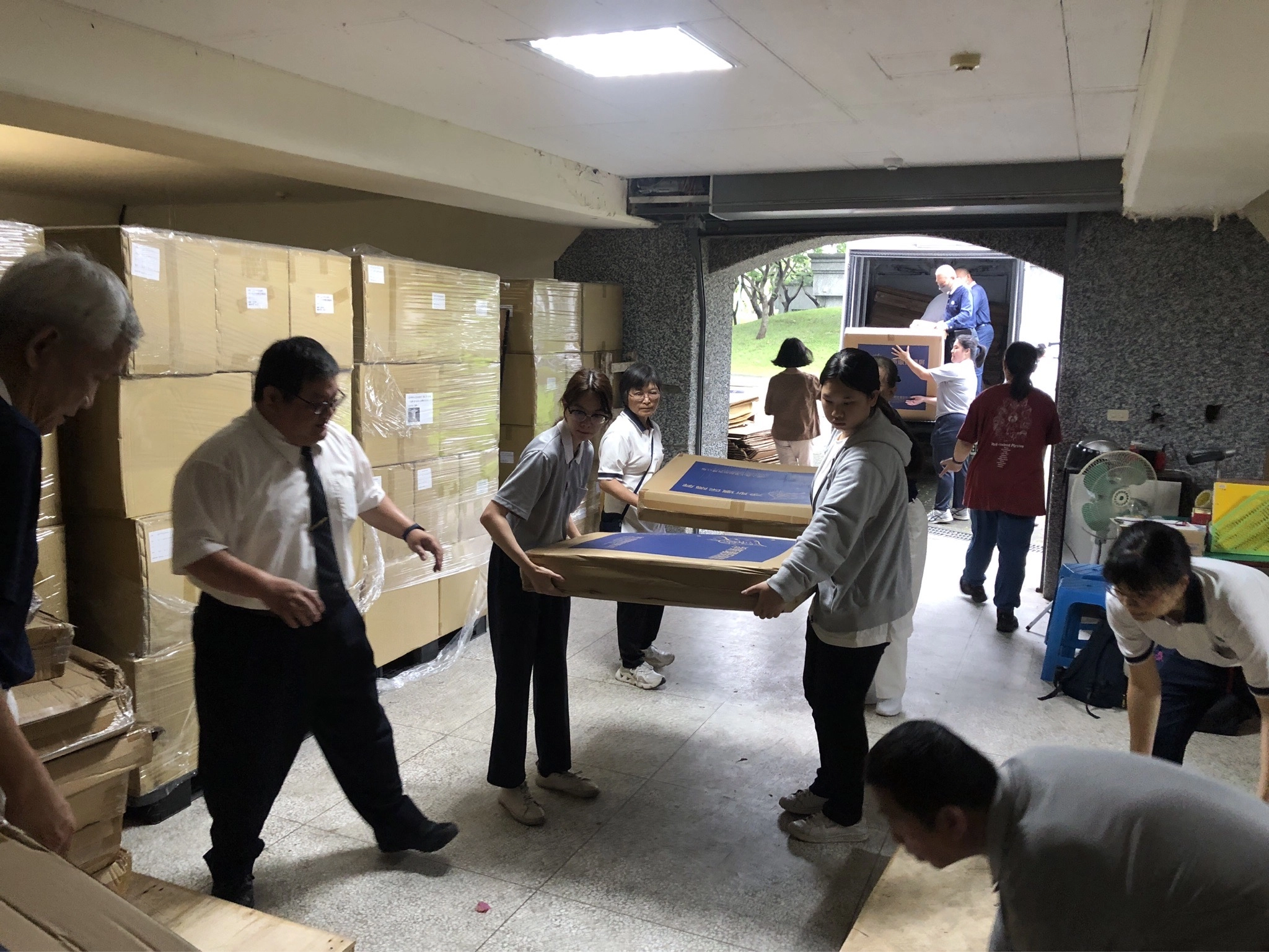 慈濟宜蘭志工從宜蘭搭台鐵區間車送「福慧隔屏」到花蓮,於5日抵達花蓮火車站,花蓮志工將宜蘭送來的賑災物資搬運上車。慈濟從新北市三峽調集的「福慧隔屏」,於6日早上送抵花蓮後,慈濟大學學生及慈濟基金會職工協助搬運入庫備用。