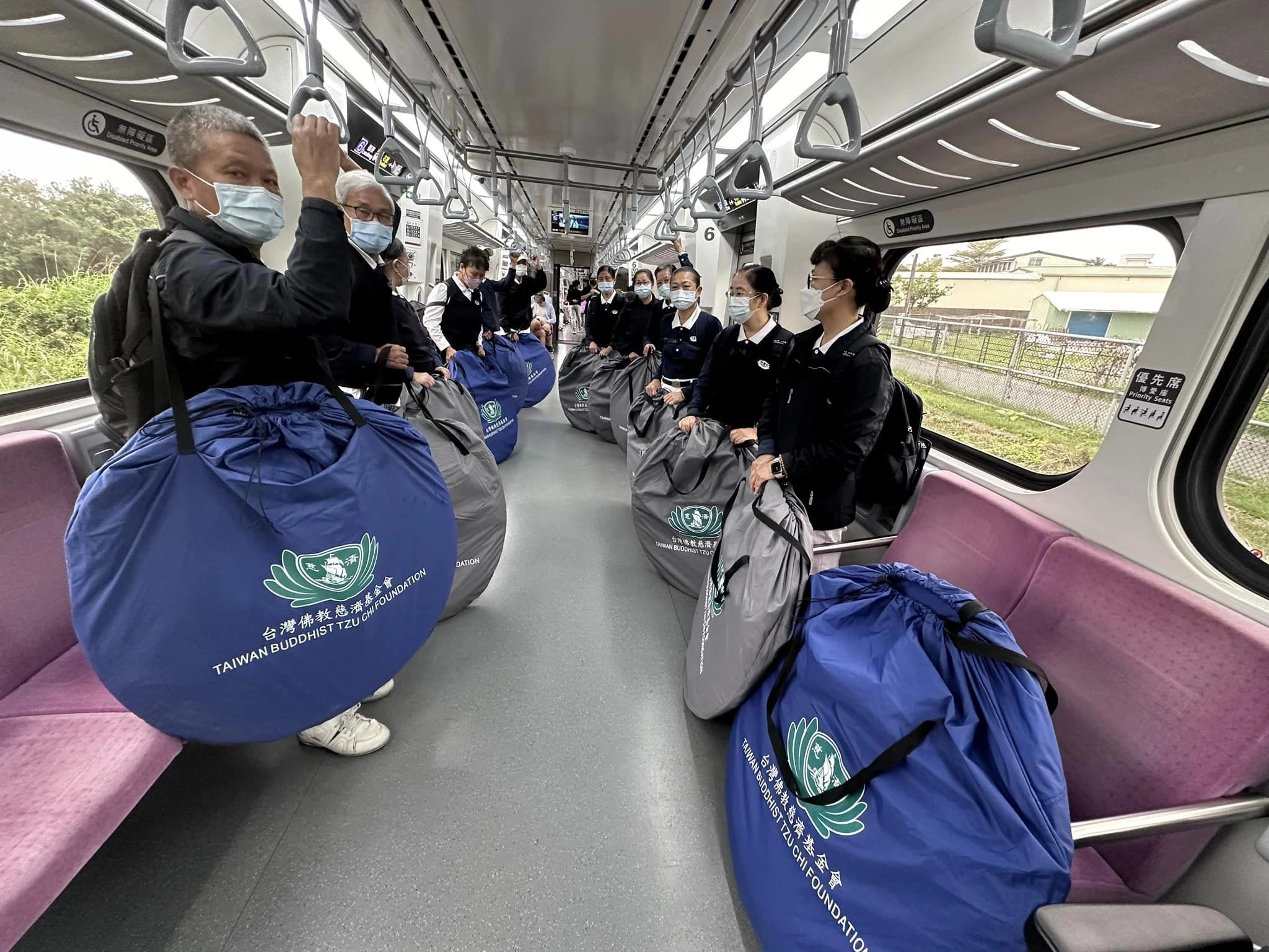 慈濟宜蘭志工從宜蘭搭台鐵區間車送「福慧隔屏」到花蓮,於5日抵達花蓮火車站,花蓮志工將宜蘭送來的賑災物資搬運上車。慈濟從宜蘭調集的「福慧隔屏」,經由13位宜蘭慈濟志工每人揹一袋「福慧隔屏」,搭台鐵區間車於5日早上送抵花蓮後。