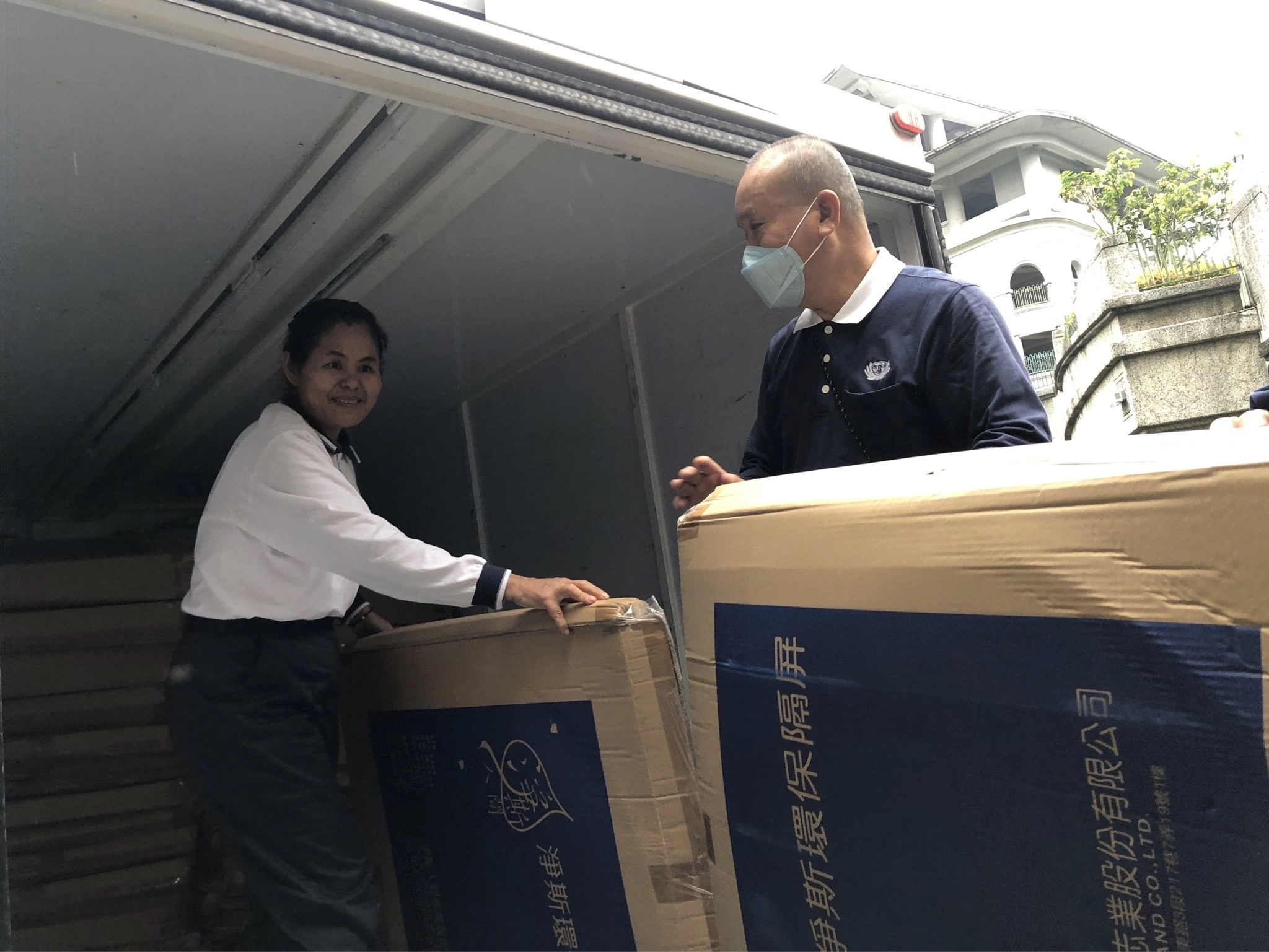 慈濟宜蘭志工從宜蘭搭台鐵區間車送「福慧隔屏」到花蓮,於5日抵達花蓮火車站,花蓮志工將宜蘭送來的賑災物資搬運上車。慈濟從新北市三峽調集的福慧隔屏在慈濟志工花12小時、走過八百公里車程專送,於6日早上送抵花蓮。