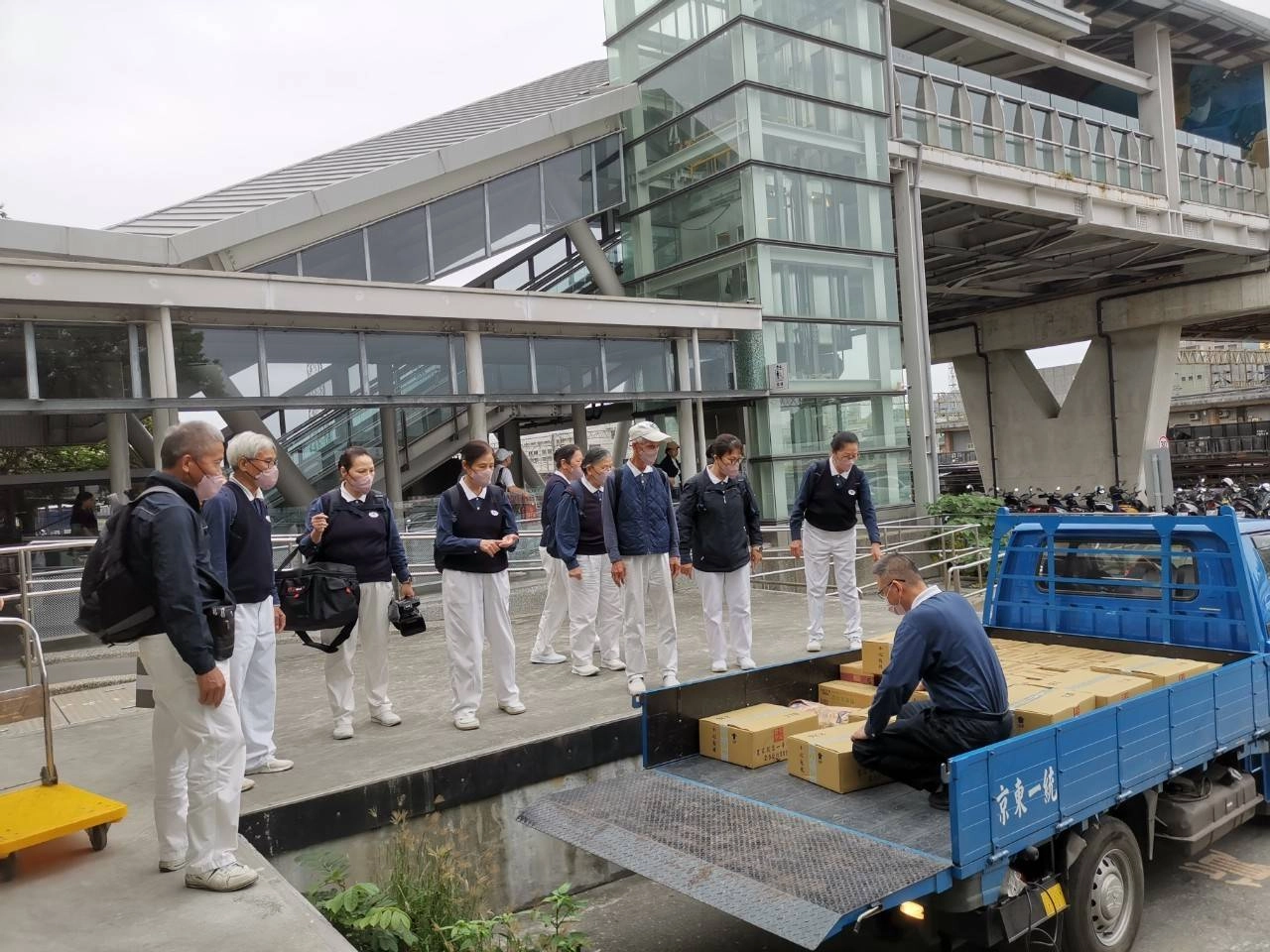 慈濟宜蘭志工從宜蘭搭台鐵區間車送「福慧隔屏」到花蓮,於5日抵達花蓮火車站,花蓮志工將宜蘭送來的賑災物資搬運上車。