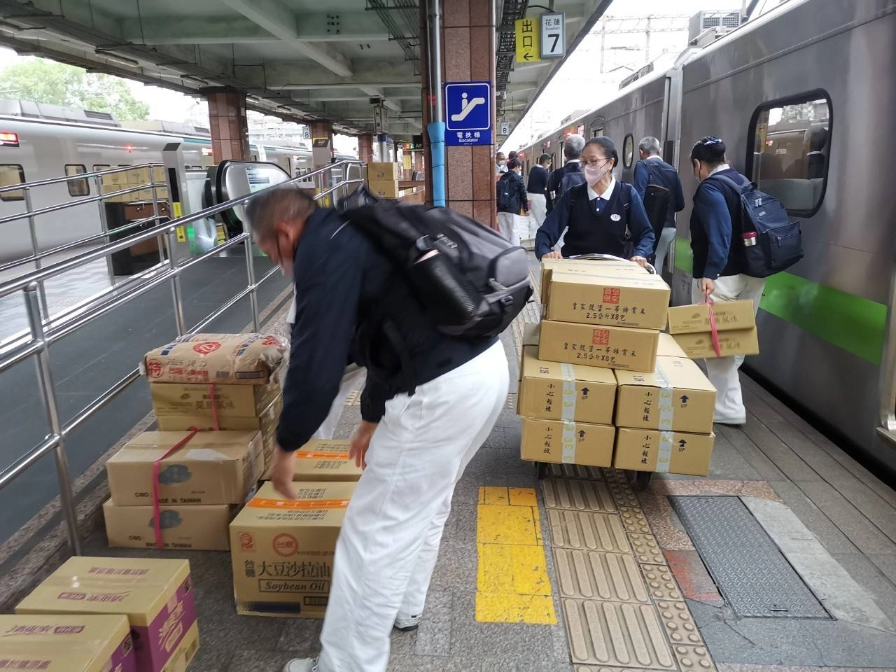 慈濟宜蘭志工從宜蘭搭台鐵區間車送「福慧隔屏」到花蓮,於5日抵達花蓮火車站,花蓮志工將宜蘭送來的賑災物資搬運上車。慈濟宜蘭志工從宜蘭搭台鐵區間車送「福慧隔屏」到花蓮的勤務,也同時帶來宜蘭支援花蓮的賑災物資。