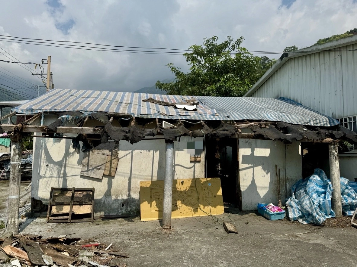 花蓮一戶弱勢受災家庭的屋頂用帆布覆蓋,強震後破壞屋頂及煙囪(台灣世界展望會提供)