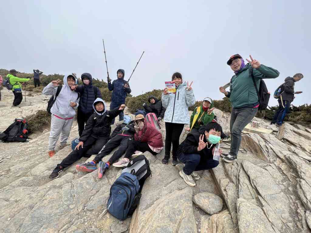 ▲香田國小小朋友們發揮平時學校攀岩訓練的技巧，過程大家互相關心，利用休息時間，彼此分享食物，讓自己保持身體是暖和的，最後完成合歡北峰的挑戰。（記者林明佑翻攝）