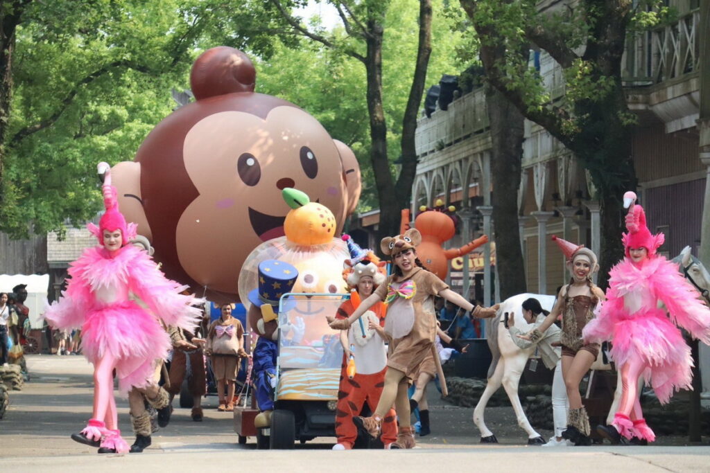 「動物派對-外星獸入侵」4月4日萌獸登場囉!六福村除了推出一系列保育員貼身照顧動物的小故事與科普,以及能近距離觀看台灣黑熊與狐獴的日常生活外,今年更是精心推出假日限定的「動物見面會」