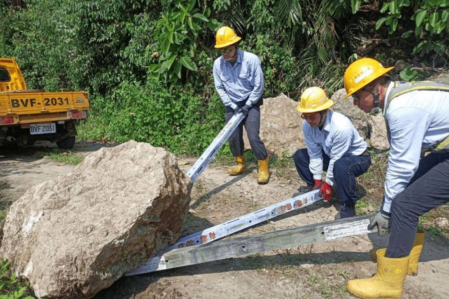 花蓮強震釀公路遭落石坍方阻斷 公路局:部分客車開放通行 238 照片來源:經濟部臉書