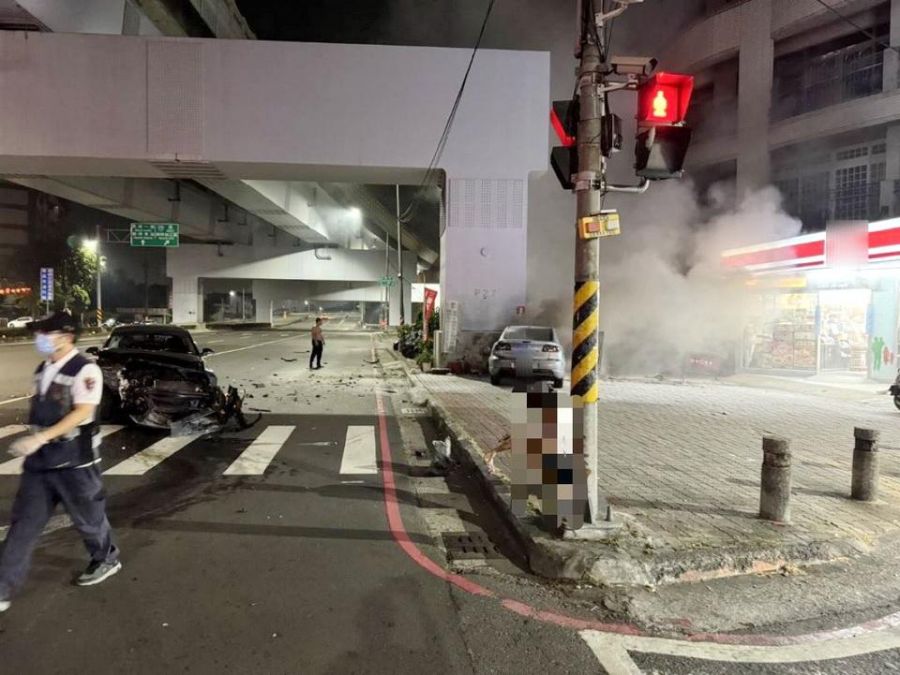 高市2自小客碰撞起火 一人受傷送醫肇因待釐清