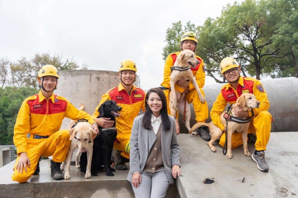 高虹安市長與竹市領犬員們及4隻搜救犬合影。(圖/記者林照東翻攝)