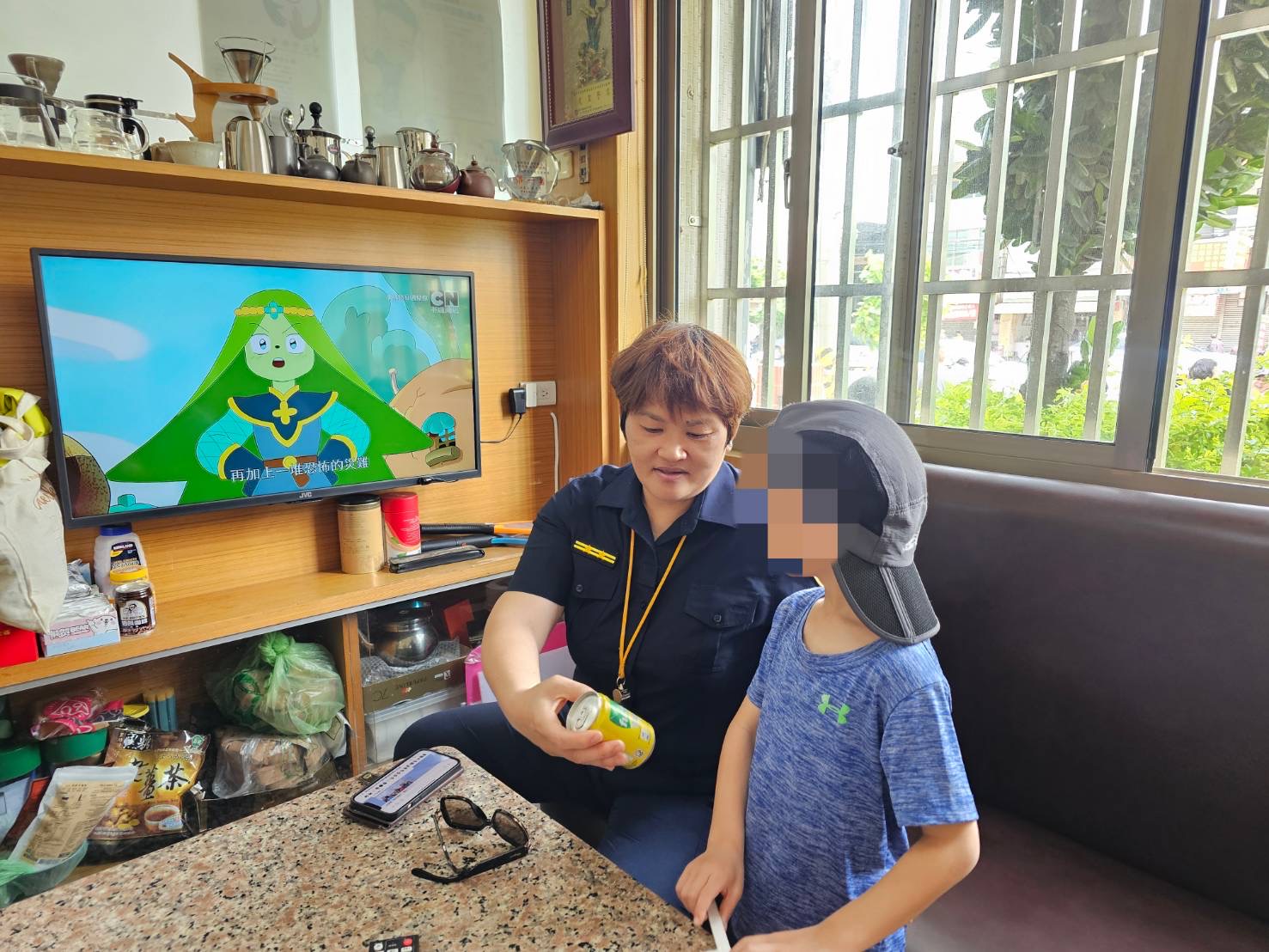 龍井分駐所所長周宜禾展現出溫柔關懷慈母般特質。（圖/記者謝榮浤翻攝）