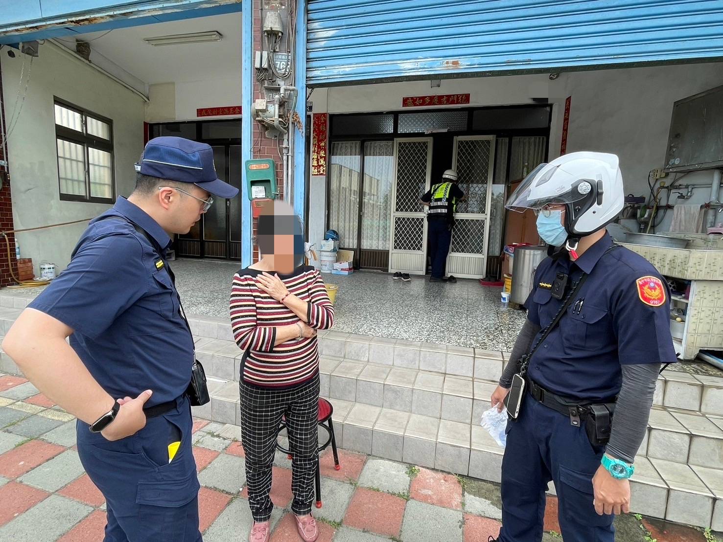 凌、賴員警得知老婦年籍資料與居住地後，員警旋即載送老婦返家，過程中亦不斷平復老婦情緒使其安心。（圖/記者澄石翻攝）