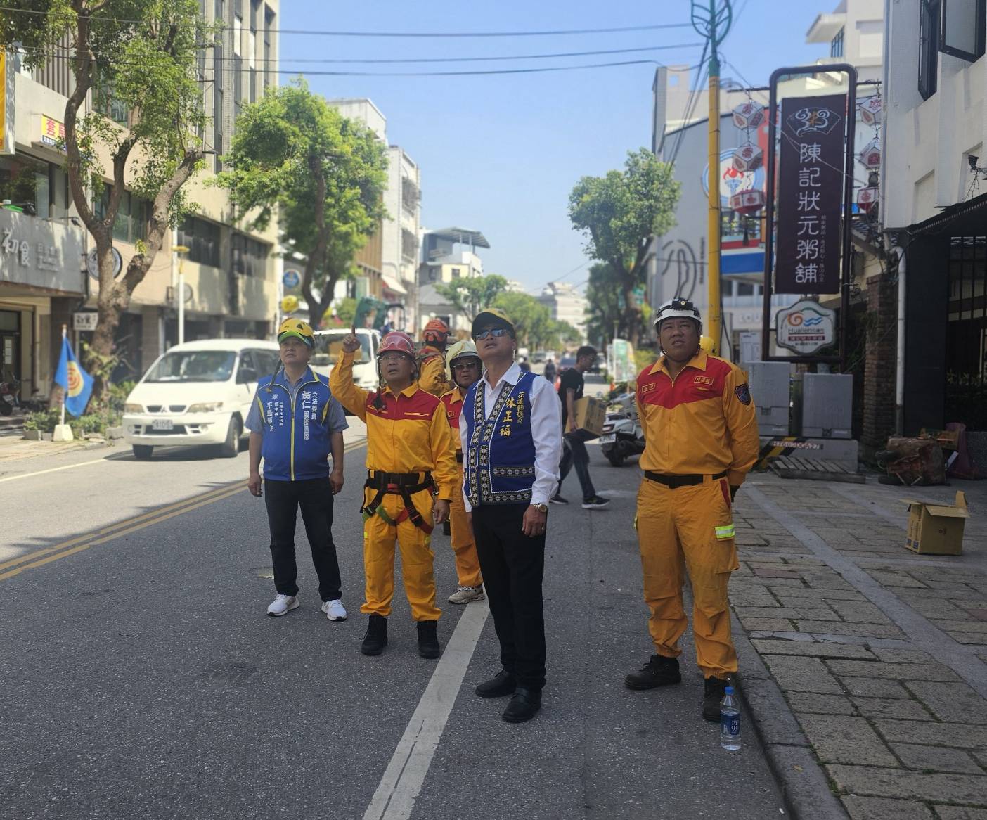 花蓮市災情慘重，黃仁立委指派團隊成員到場關切天王星大樓拆除作業規劃。(圖／黃仁國會辦公室提供)