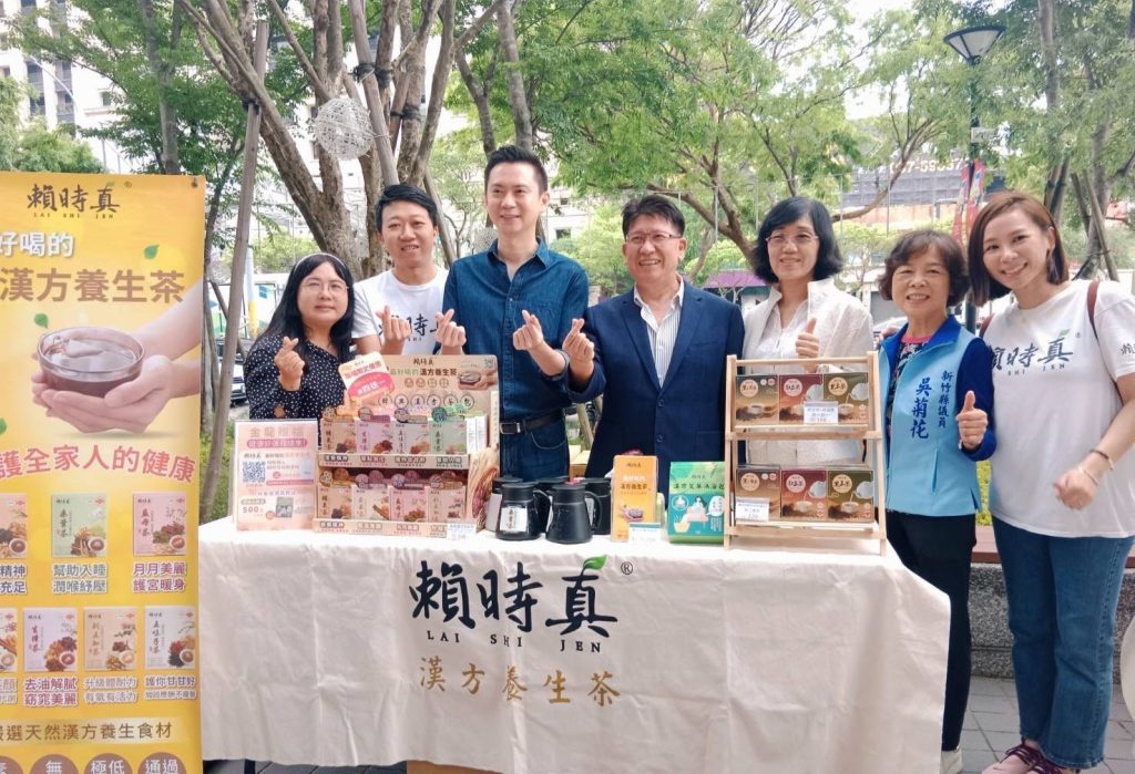 賴時真漢方養生茶參與市集擺攤,盼能共創竹北高鐵商圈的繁榮。(圖/記者黃溎芬攝影)