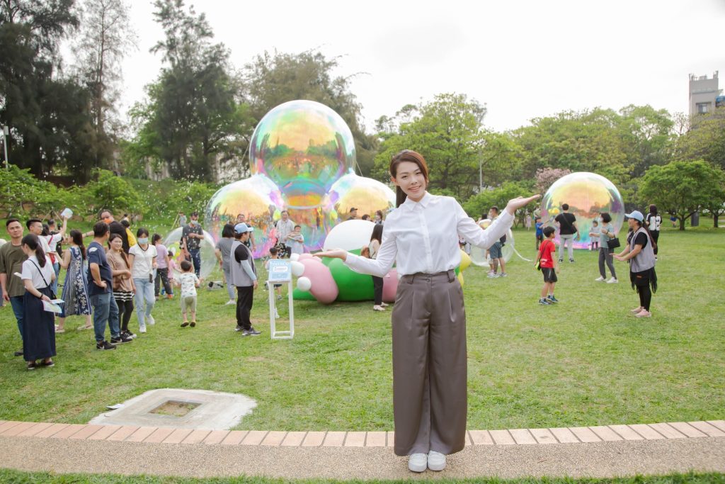 竹市兒童遊藝節登場，市長高虹安邀市民連假來新竹公園與日本泡泡龍「巴比」同樂。（圖/記者林照東翻攝）
