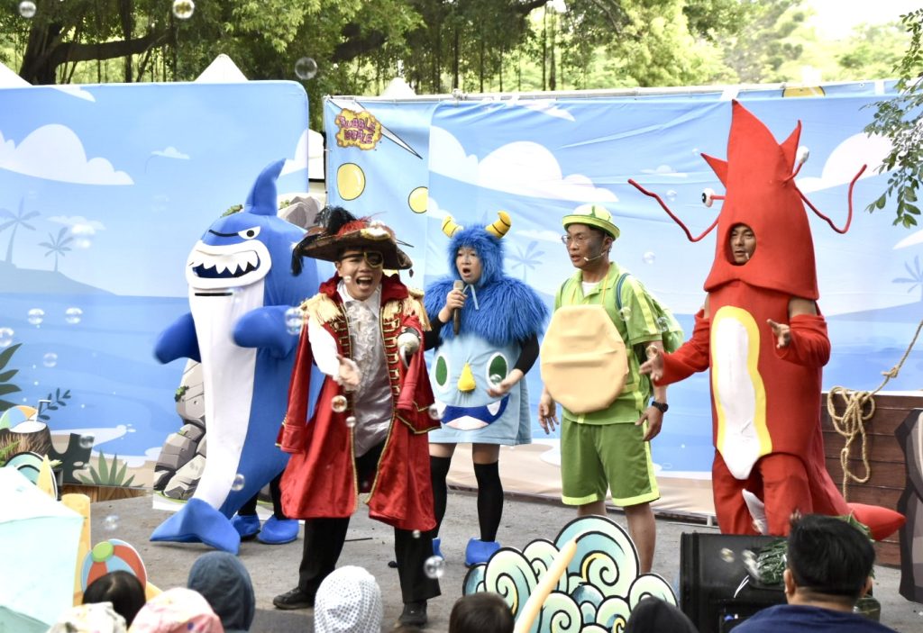哇哈哈劇團以海洋保育為主題演出品德教育行動劇，深獲家長肯定。（圖/記者林照東攝）