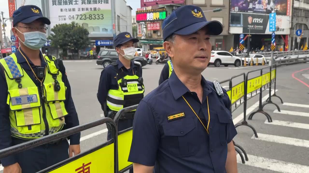 ▲彰化分局副分局長王次郎表示,為了維護大甲媽祖遶境行經民生地下道,安全維護及交通順暢,警方架設910面車輛改道牌,同時部署近600名警力安全維護。(記者林明佑翻攝)