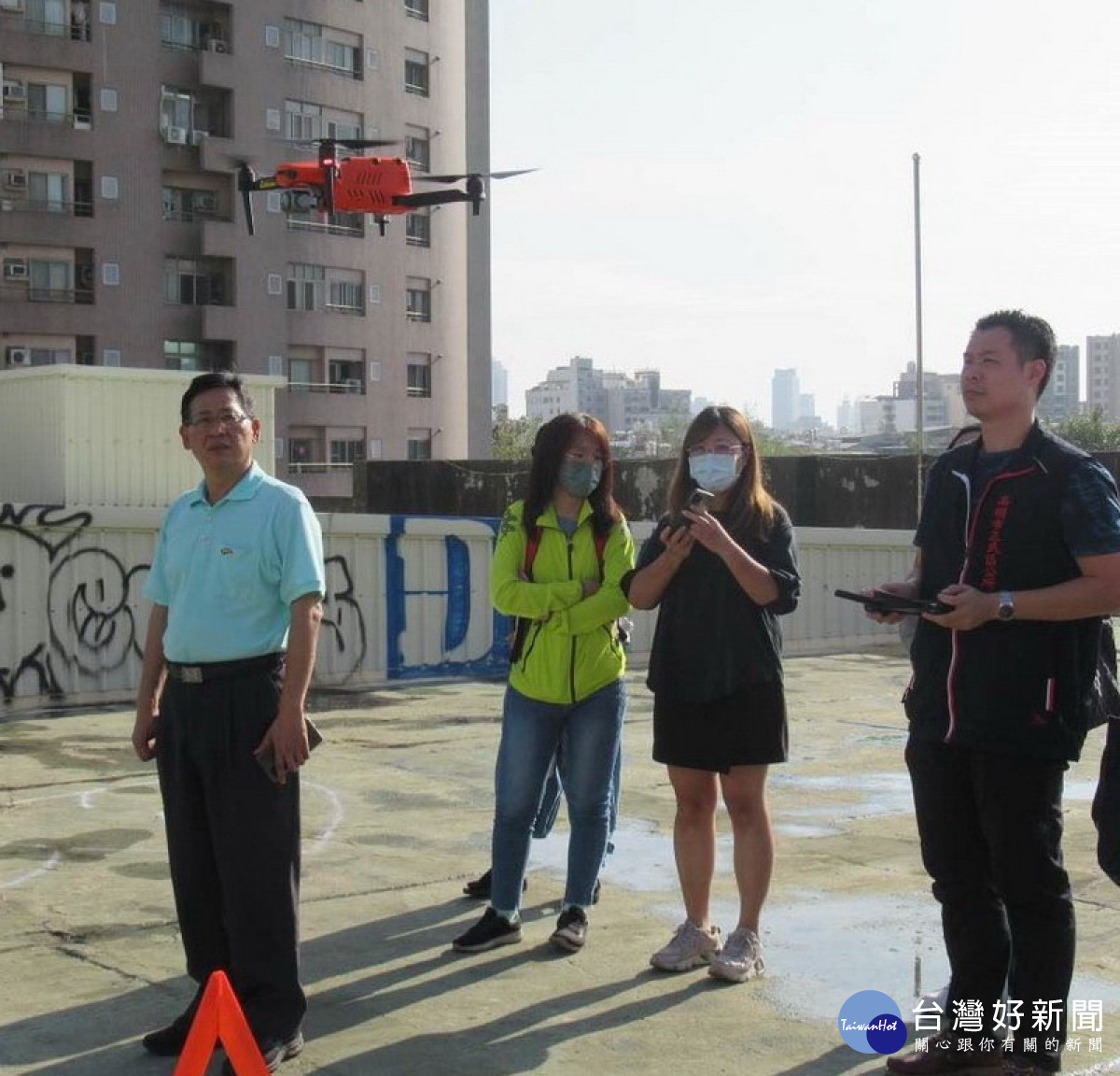 ▲三民區指揮官宋貴龍區長率「無人機防疫小隊」執行十全果菜市場空拍任務。