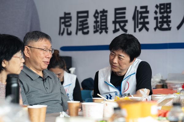 柯文哲拜訪虎尾鎮長候選人林嘉弘總部。民眾黨提供