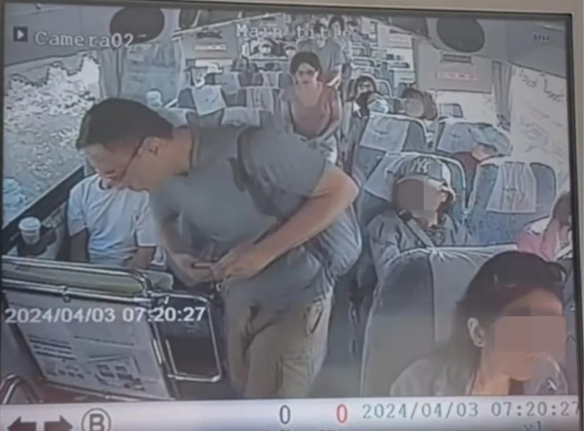中央災害應變中心調閱台灣好行觀光巴士的車內監視畫面,找到失聯的新加坡夫妻下車影像。消防署提供