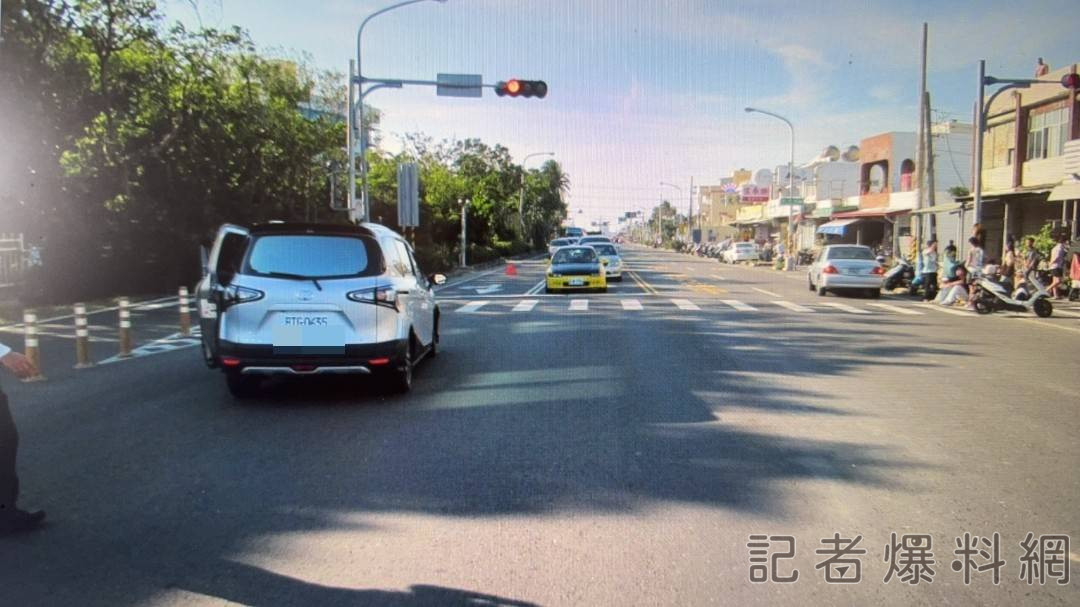 外側車欲迴轉碰撞內側車 自小客車險翻車