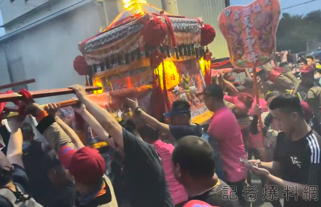 轎班人員抬高鑾轎,讓坐著輪椅的90歲阿嬤也能鑽轎腳。大甲鎮瀾宮提供