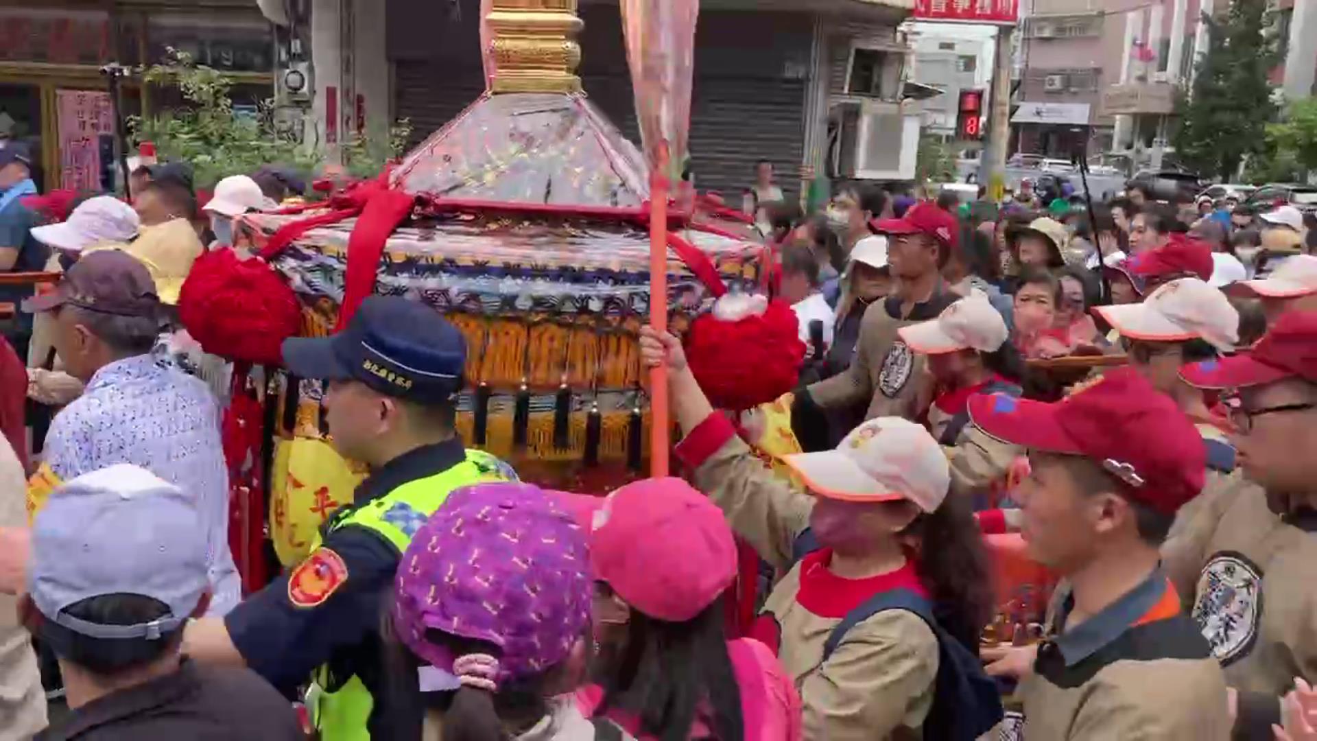 ▲1名少年和父親參加大甲媽祖遶境活動「失聯」，員林分局第四組警務員張懷幫助其聯絡到父親，化解一場走失記。（記者張溎壕攝）