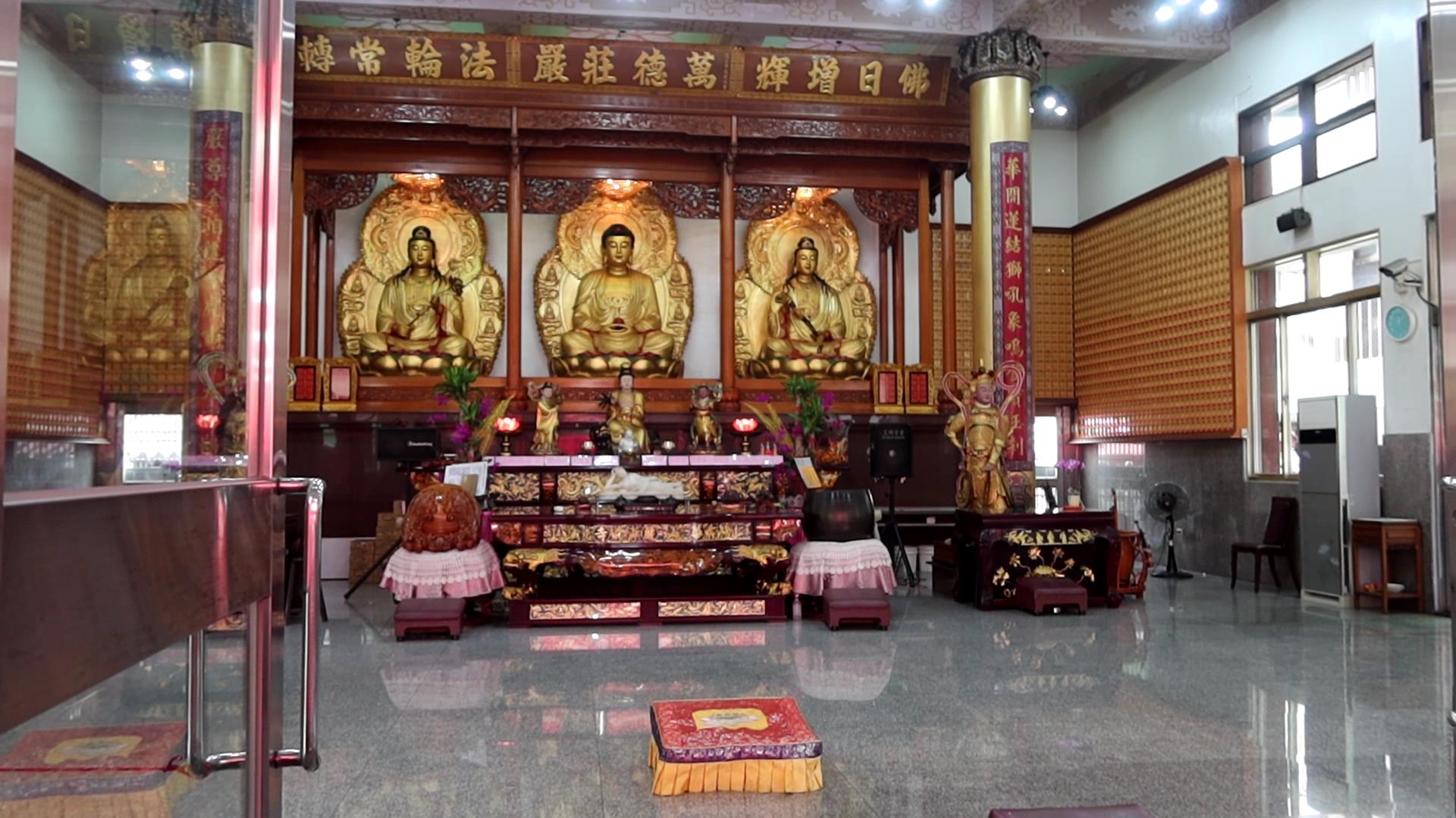 ▲北斗華嚴寺是大甲媽祖9天8夜繞境活動中,唯一會停駕的佛教寺,鑾轎駐駕萬頭攢動,信徒爭相趨前摸鑾駕祈求媽祖的賜福。(記者張溎壕攝)