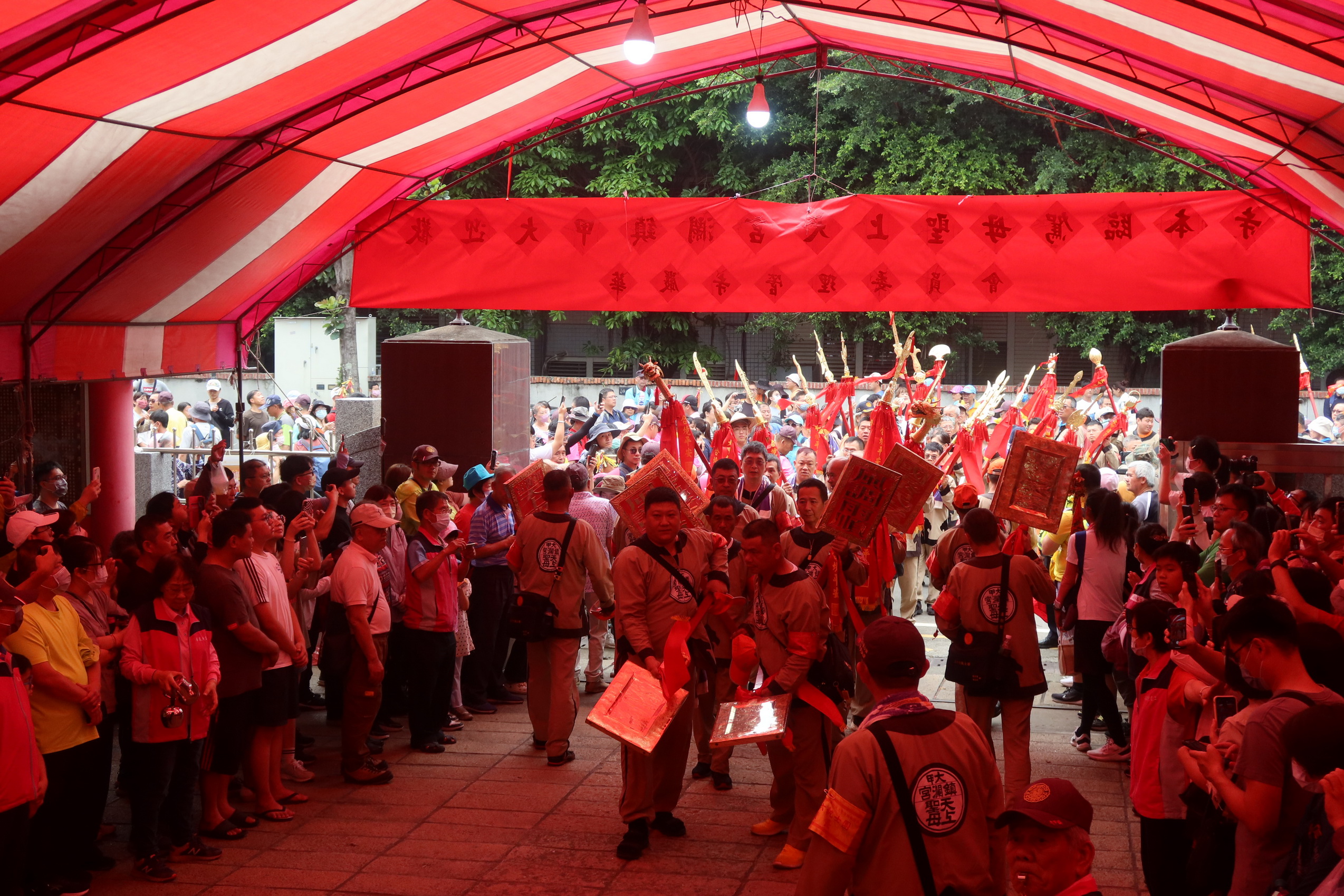 ▲北斗華嚴寺是大甲媽祖9天8夜繞境活動中，唯一會停駕的佛教寺，鑾轎駐駕萬頭攢動，信徒爭相趨前摸鑾駕祈求媽祖的賜福。（記者張溎壕攝）