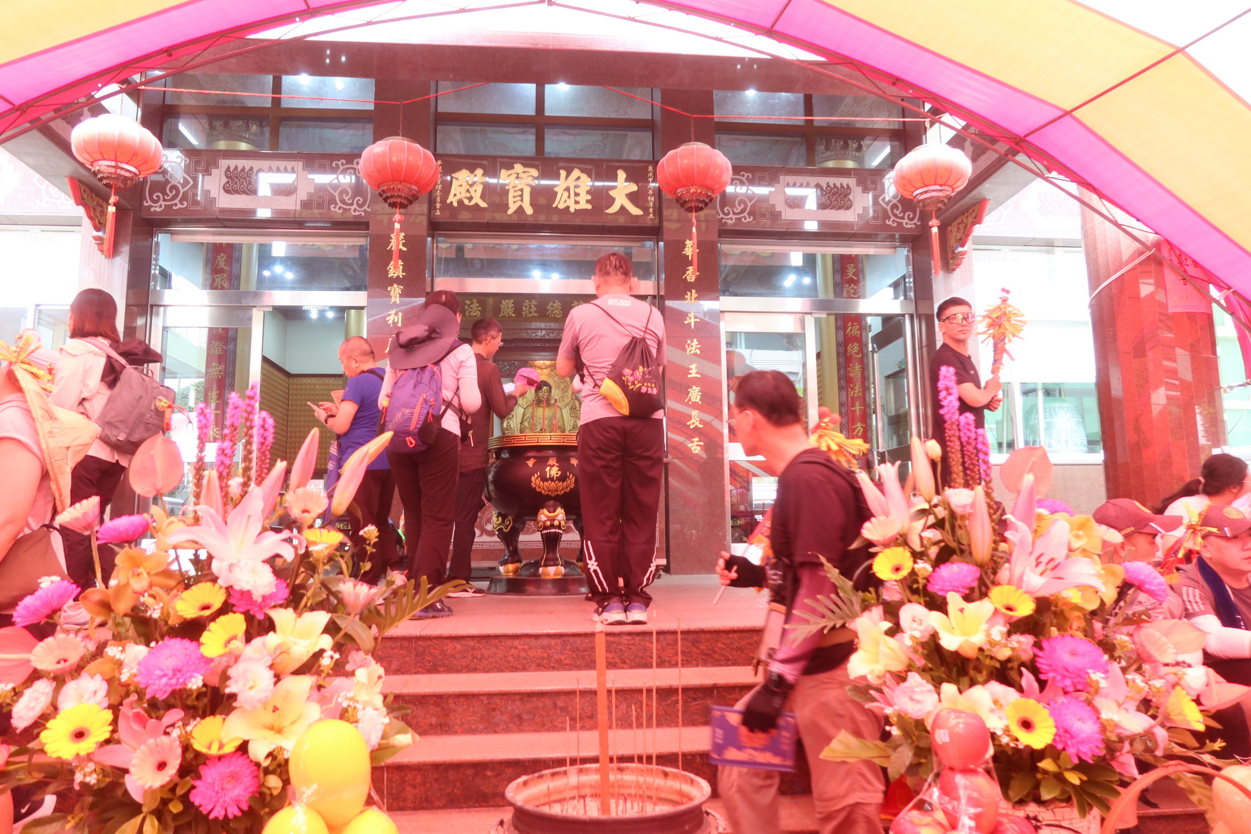 ▲北斗華嚴寺是大甲媽祖9天8夜繞境活動中，唯一會停駕的佛教寺，鑾轎駐駕萬頭攢動，信徒爭相趨前摸鑾駕祈求媽祖的賜福。（記者張溎壕攝）