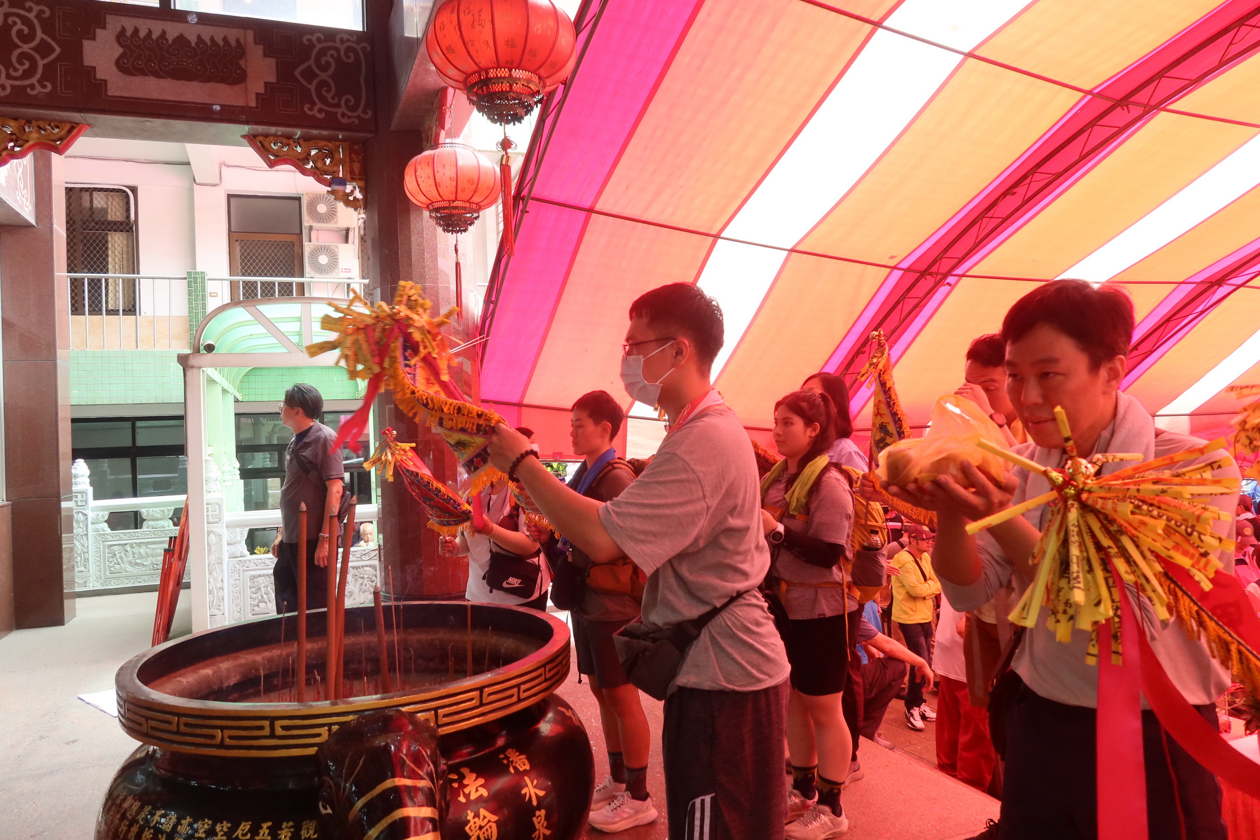 ▲北斗華嚴寺是大甲媽祖9天8夜繞境活動中，唯一會停駕的佛教寺，鑾轎駐駕萬頭攢動，信徒爭相趨前摸鑾駕祈求媽祖的賜福。（記者張溎壕攝）