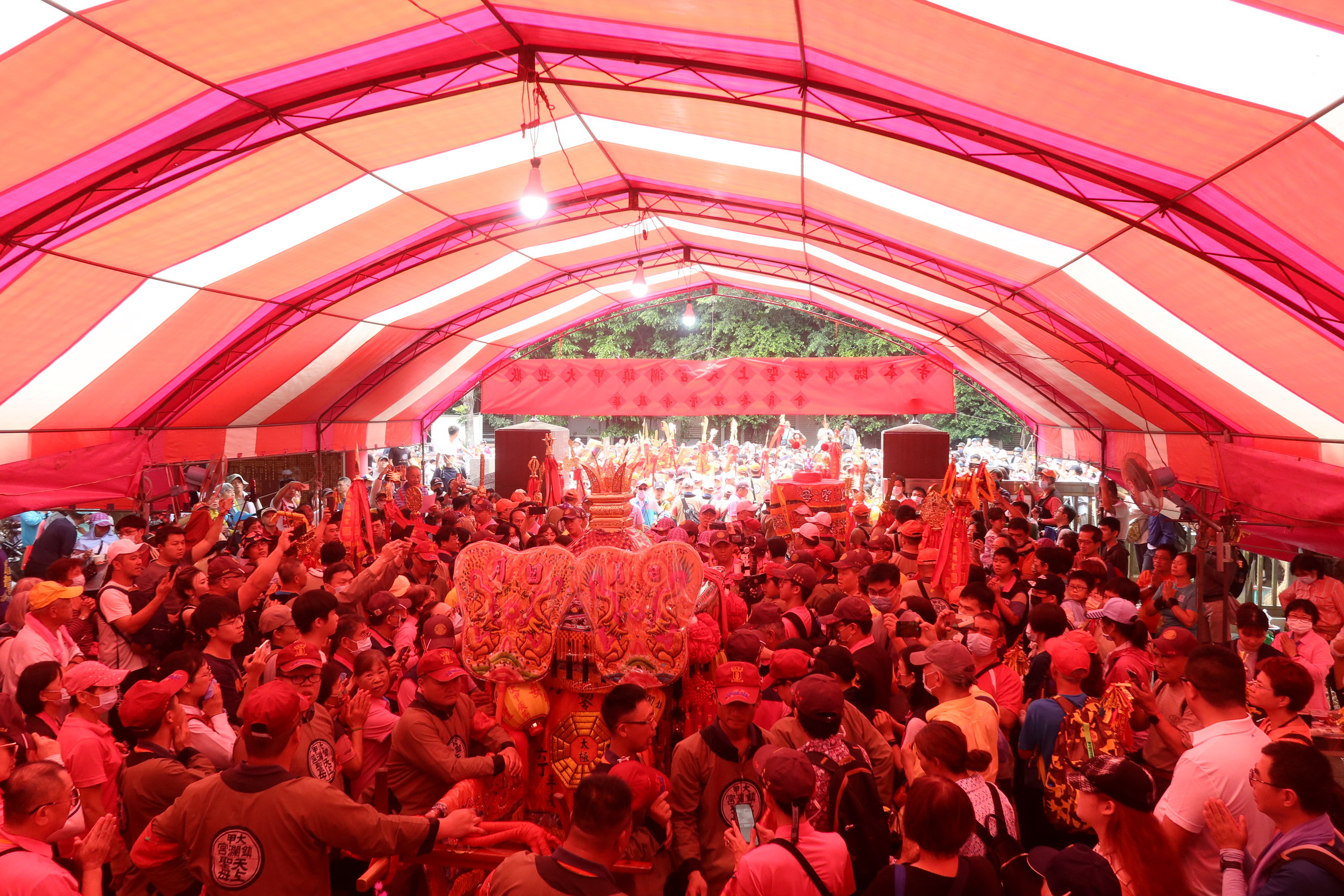 ▲北斗華嚴寺是大甲媽祖9天8夜繞境活動中，唯一會停駕的佛教寺，鑾轎駐駕萬頭攢動，信徒爭相趨前摸鑾駕祈求媽祖的賜福。（記者張溎壕攝）
