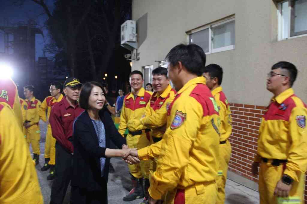 ▲屏縣消防局特搜大隊隊員賴孟傳更將一名受傷骨折的遊客一路背出災區,才能完成這次艱鉅的任務。(屏東縣政府提供)