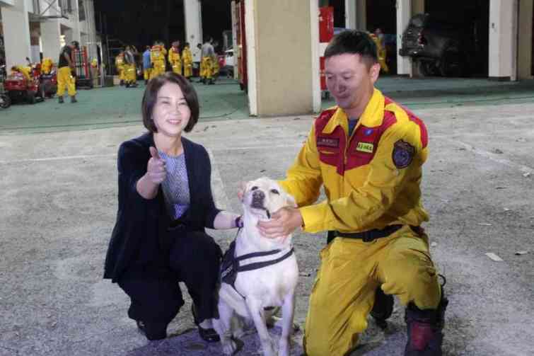 ▲屏東縣特搜大隊搜救犬Mona支援花蓮救災，屏東縣長周春米感謝毛小孩馳騁救員。（屏東縣政府提供）