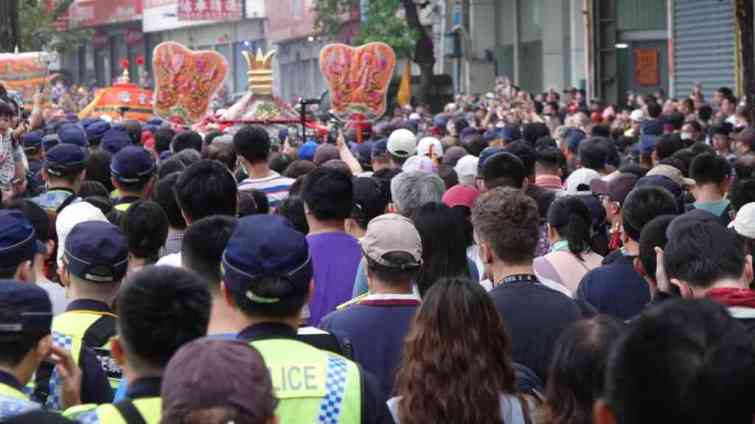 ▲大甲鎮瀾宮董事長顏清標說，今年晚了近6小時，實在是信眾人數太多也太熱情，也呼籲大家別搶轎。（記者林明佑攝）