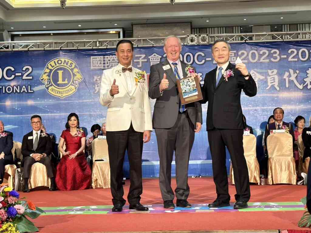 ▲中市副市長黃國榮（右）、300C-2區總監張子敬（左）及前總會長布萊恩合影。（台中市政府提供）
