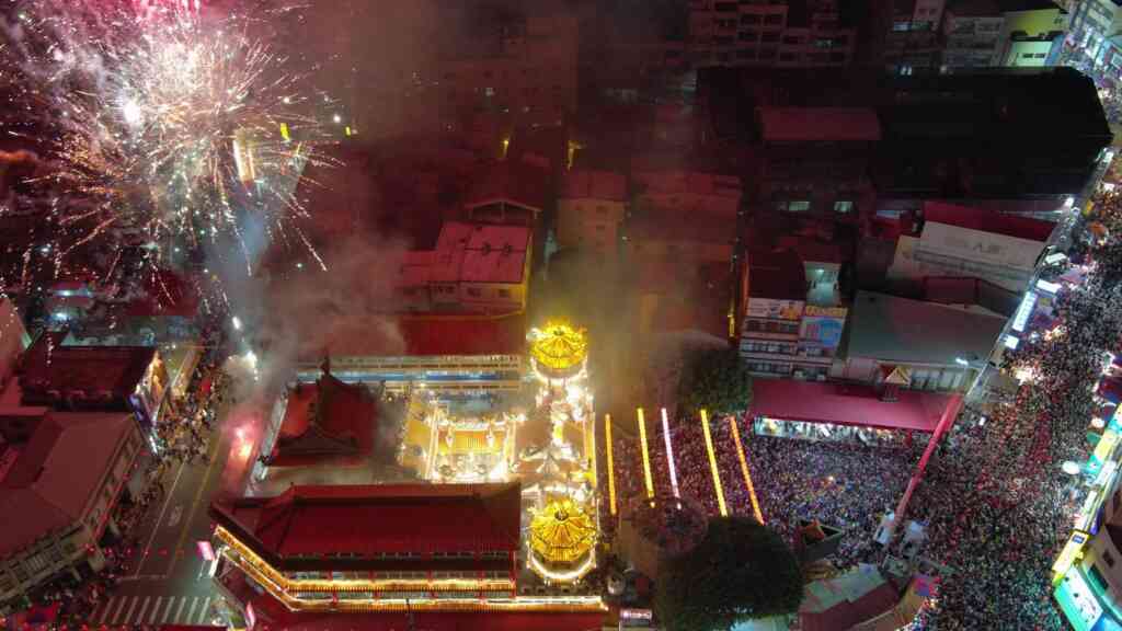 ▲大甲媽祖遶境起駕,臺中市政府警察局特別規劃「無人機警察隊」,針對人潮、車流壅塞熱點,以專業的空拍技巧執行零死角空中巡邏。(台中市警方提供)