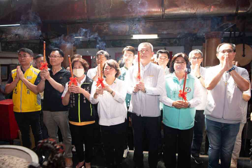 ▲嘉義市長黃敏惠率縣府團隊參拜祈福。（嘉義市政府提供）