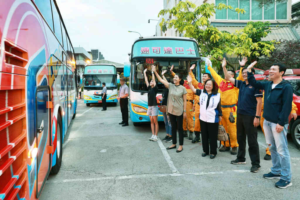 ▲接送西寶國小師生回家,南投縣長許淑華派車助撤離並設宴慰問。(南投縣政府提供)