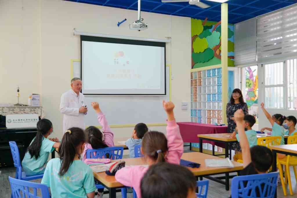 ▲恆好玩永續平台攜手臺北醫學大學附設醫院,前進彰化縣潮洋國小進行衛教宣導,課堂中由北醫附醫副院長盧星華透過圖文知識進行有獎徵答活動。(恆好玩永續平台提供)