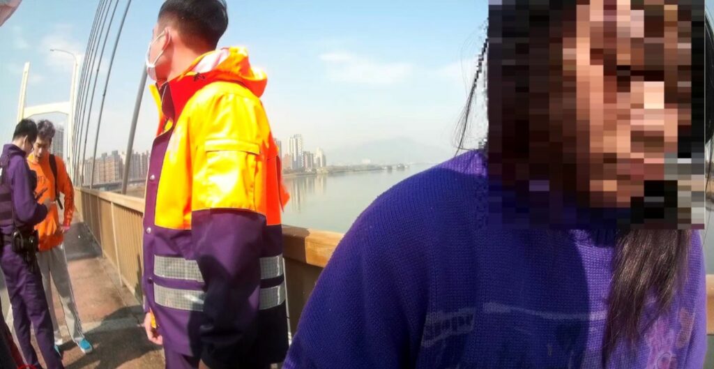 一名女子站在橋邊將身上外套丟在橋上，並哭泣著向員警表示:「對，就是我，我不想活了……我想跳河」