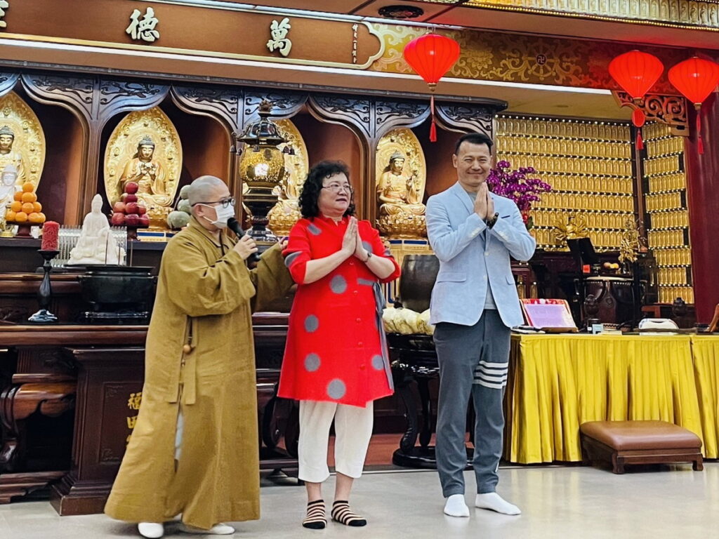胡家姐弟 合十感謝大家