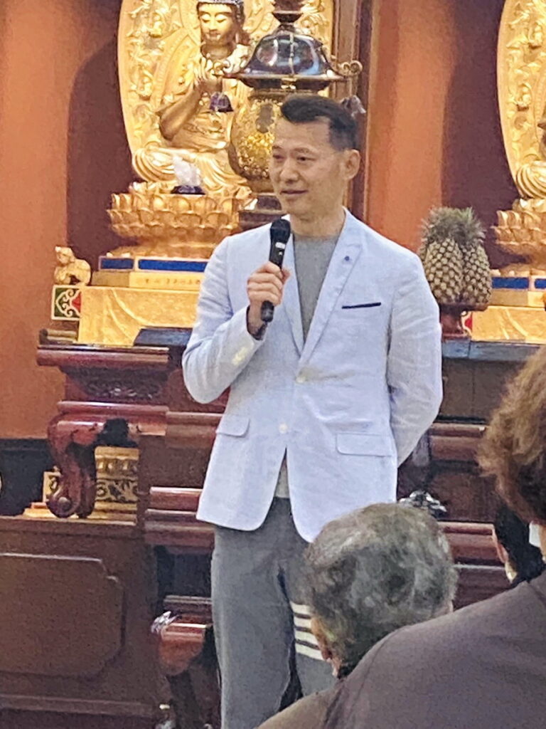 胡ㄧ虎 對母親非常孝順只要母親想要的 他都會買給母親