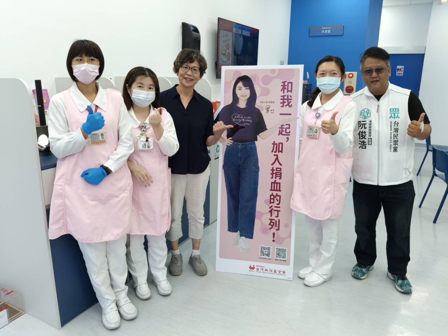 臺中市政府市政顧問蔡璧如與民眾黨海線服務團隊助理阮俊浩力挺捐血活動。（圖/記者謝榮浤翻攝）